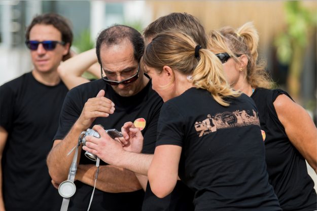 Equipo realzando actividad team building